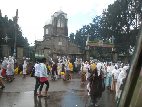 " A la salida de una iglesia en Addis Abeba"